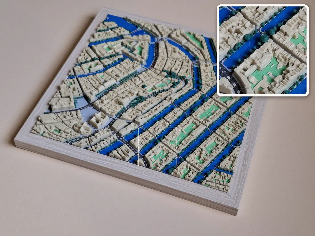 3D-geprinte kaart van de Amsterdamse grachtengordel in een houten lijst
